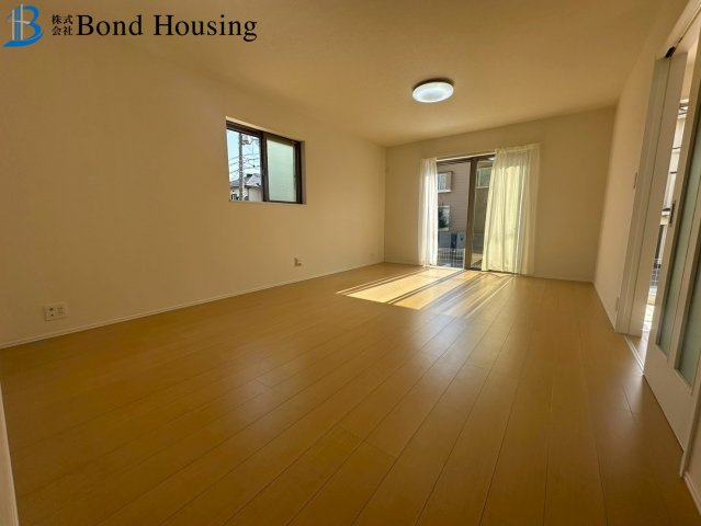 「LDK19.7帖」「並列2台駐車可」神陵台9丁目 全2棟2号棟の居間・リビング