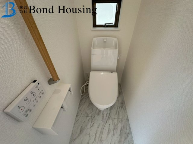 「LDK19.7帖」「並列2台駐車可」神陵台9丁目 全2棟2号棟のトイレ