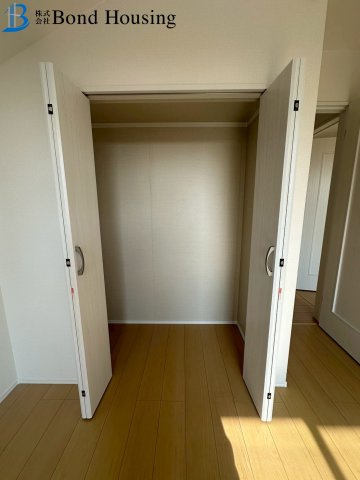 「LDK19.7帖」「並列2台駐車可」神陵台9丁目 全2棟2号棟の玄関