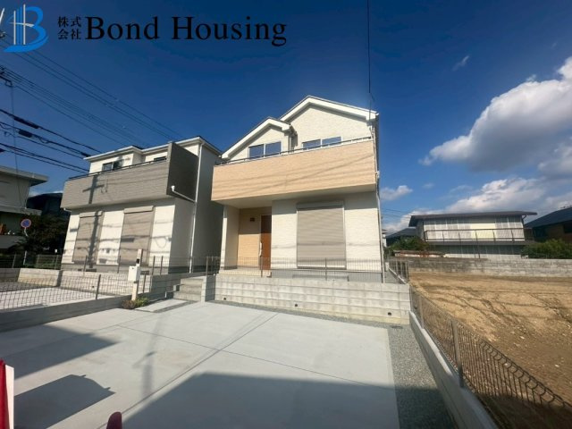 「LDK19.7帖」「並列2台駐車可」神陵台9丁目 全2棟2号棟の前面道路含む現地写真