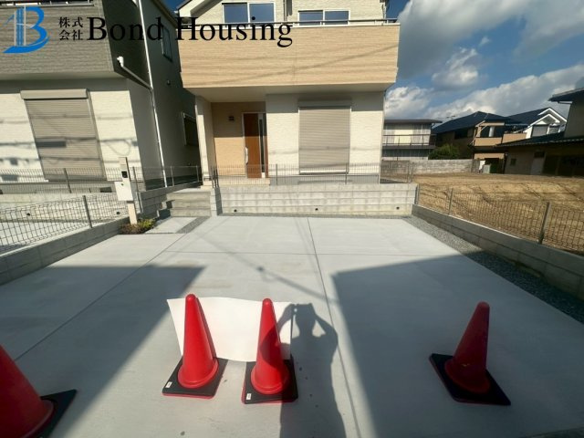 「LDK19.7帖」「並列2台駐車可」神陵台9丁目 全2棟2号棟の駐車場