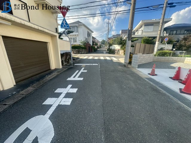 「LDK19.7帖」「並列2台駐車可」神陵台9丁目 全2棟2号棟の前面道路含む現地写真