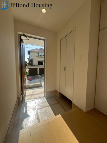 「LDK19.7帖」「並列2台駐車可」神陵台9丁目 全2棟2号棟の玄関