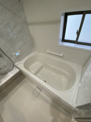 【郷ケ丘　4期】　2号棟　◆新生活応援キャンペーン中！　オール電化新築建売住宅☆・。の浴室|同施工：ユニットバスの写真です。フルオート機能で、時間帯を気にせず、家族全員が暖かい湯船に浸かることができます。　一日の疲れを癒してくれそうですね。　