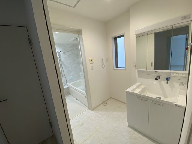 【郷ケ丘　4期】　2号棟　◆新生活応援キャンペーン中！　オール電化新築建売住宅☆・。の独立洗面台|同施工：洗面所の写真です。清潔感のある、使い勝手の良い洗面台は、朝が気持ちよく迎えられそうです。　ミラー扉の内側がすべて収納スペースになっています♪