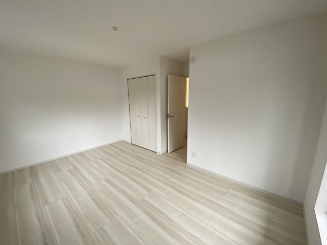 【郷ケ丘　4期】　2号棟　◆新生活応援キャンペーン中！　オール電化新築建売住宅☆・。の洋室|同施工：居室の写真です。使い勝手の良い間取りなので、ご家族の状況の変化にも耐えられますね。　木の温もりがナチュラルでくつろげる空間ですね。