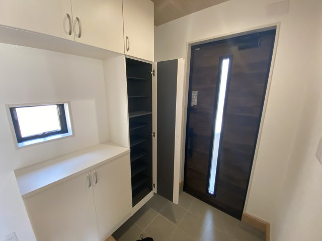 【郷ケ丘　4期】　2号棟　◆新生活応援キャンペーン中！　オール電化新築建売住宅☆・。の玄関|同施工　一緒に理想の住まいを見つけましょう！（＾＾）
お住まいの相談だけでなく、地域の事についても是非お気軽に尋ねてください！
お問い合わせは不動産プラスまで☆

