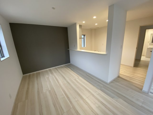 【郷ケ丘　4期】　2号棟　◆新生活応援キャンペーン中！　オール電化新築建売住宅☆・。の居間・リビング|同施工　リビングの写真です！！　　広いリビングで快適に、ゆったりと過ごせますね♪　　　フローリングは、汚れがつきにくく、日常のお手入れはから拭きだけで OKです♪