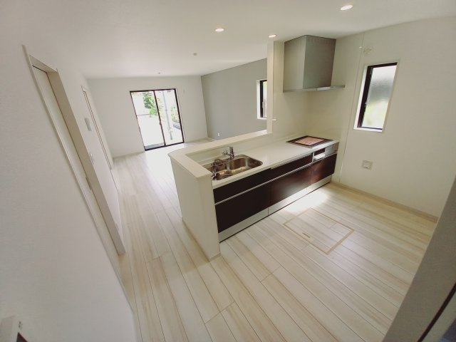 【郷ケ丘　4期】　3号棟　◆新生活応援キャンペーン中！　オール電化新築建売住宅☆・。のキッチン|同施工：キッチンの写真です。　とにかくものが多くなりがちなキッチン空間。システムキッチンは見た目スッキリなのに収納力たっぷりです♪さらに床下収納もあります。