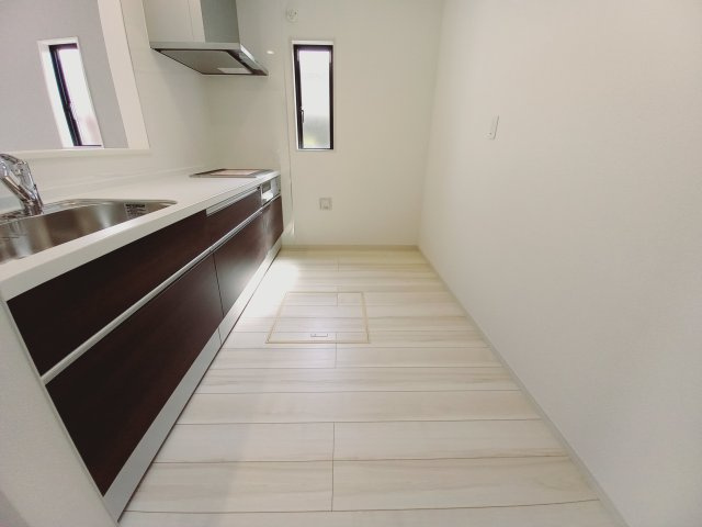 【郷ケ丘　4期】　3号棟　◆新生活応援キャンペーン中！　オール電化新築建売住宅☆・。のキッチン|同施工：システムキッチンは見た目スッキリなのに収納力たっぷりです♪さらに床下収納もあります。　また、リビングの様子を見ながらお料理出来ます。