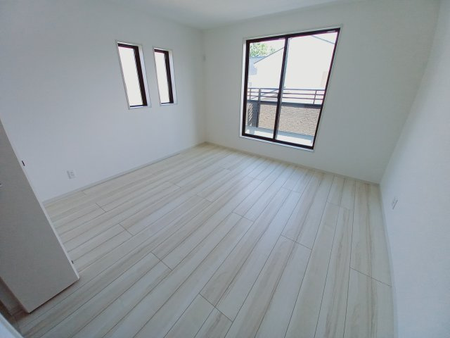 【郷ケ丘　4期】　3号棟　◆新生活応援キャンペーン中！　オール電化新築建売住宅☆・。の洋室|同施工：居室の写真です。寝室にも、子供部屋にも、趣味のお部屋にもお使いいただけます♪　柔らかい陽光が差し込む明るいお部屋を演出する設計。彩光の取れる窓が気持ちの良いお部屋を創り上げます。