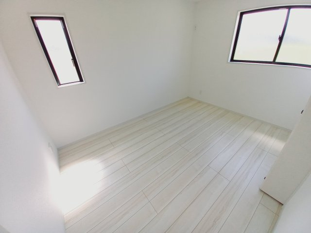 【郷ケ丘　4期】　3号棟　◆新生活応援キャンペーン中！　オール電化新築建売住宅☆・。の洋室|同施工：居室の写真です。使い勝手の良い間取りなので、ご家族の状況の変化にも耐えられますね。　木の温もりがナチュラルでくつろげる空間ですね。