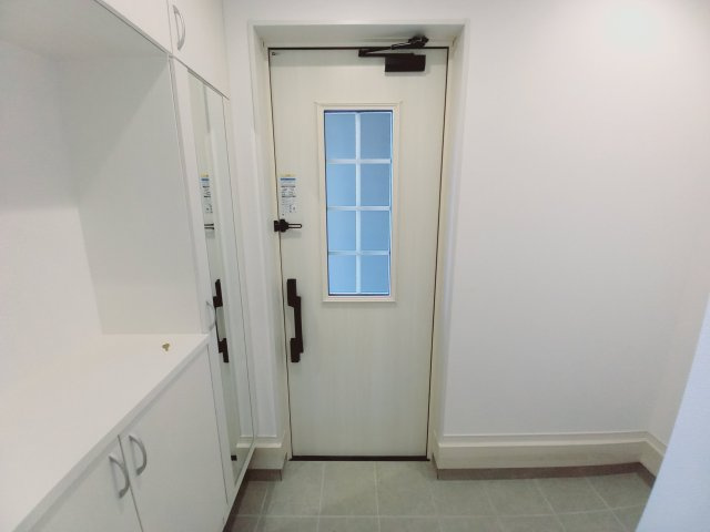 【郷ケ丘　4期】　3号棟　◆新生活応援キャンペーン中！　オール電化新築建売住宅☆・。の玄関|同施工：玄関の写真です。お洒落な玄関からの外出は気分が良いですね♪　大容量のシューズボックス付き。散らかりがちな玄関もスッキリ収納！