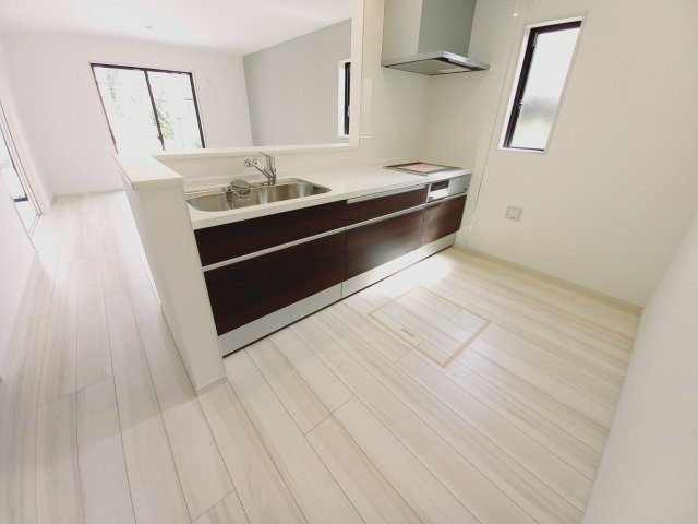 【郷ケ丘　4期】　3号棟　◆新生活応援キャンペーン中！　オール電化新築建売住宅☆・。のキッチン|同施工：キッチンの写真です。対面式キッチンは、家族の会話が途切れませんね♪　デザイン性と機能性を兼ね備えたキッチンは、リビングスペースとの一体感が生まれ、広々空間を演出してくれます。