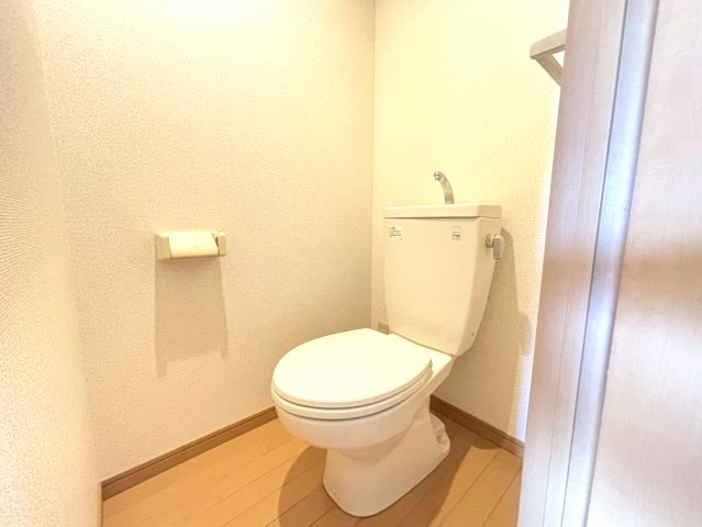 MKビルのトイレ|温水暖房便座設置可能。（コンセント有）
