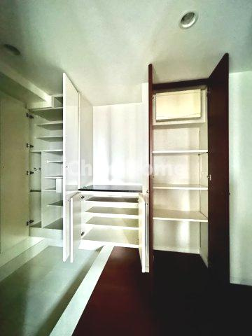 グランシティユーロレジデンス瑞江の玄関|【玄関】玄関には大型のシューズクローゼットを設置しておりますのでいつでもスッキリりとした空間を保てます。玄関周りを清潔に使うのはとても大事なことですよね。