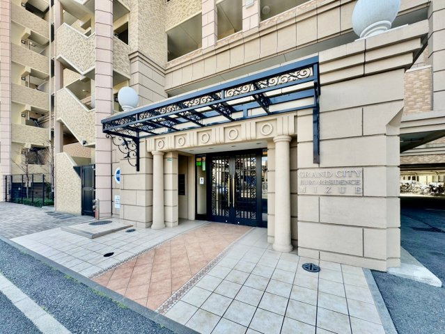 グランシティユーロレジデンス瑞江のエントランス|【エントランス】マンションのエントランスは、その物件の印象を決める、顔とも言える場所です。毎日通る場所ですからきれいなのが一番です。エントランス内はオートロックですので暮らしの安全も確保されています。