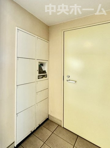 グランシティユーロレジデンス瑞江の設備|【宅配ボックス】在宅時・不在時に関わらず、居住者の代わりに非対面で宅配物を受け取ってくれる便利な設備です。わかりやすくご説明致しますので見学時にはお部屋だけではなく共用部分もぜひチェックしてください。