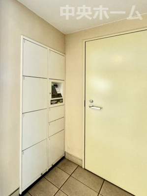 【設備】 | グランシティユーロレジデンス瑞江 | 【宅配ボックス】在宅時・不在時に関わらず、居住者の代わりに非対面で宅配物を受け取ってくれる便利な設備です。わかりやすくご説明致しますので見学時にはお部屋だけではなく共用部分もぜひチェックしてください。