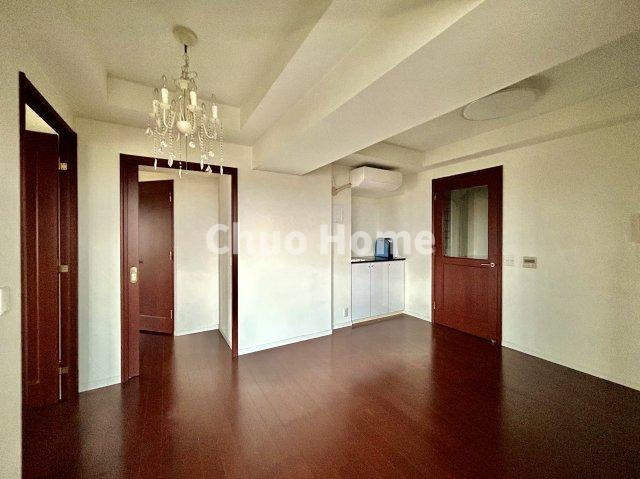 グランシティユーロレジデンス瑞江の居間・リビング|【リビングダイニング】一日の中で多くの時間を過すことになるリビングダイニングだからこそ、いつも穏やかな空間であることが必然。爽やかな通風と採光を存分に感じる事が出来る空間です。