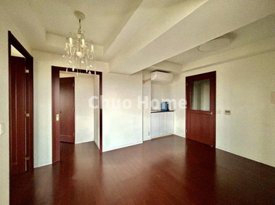 【居間・リビング】 | グランシティユーロレジデンス瑞江 | 【リビングダイニング】一日の中で多くの時間を過すことになるリビングダイニングだからこそ、いつも穏やかな空間であることが必然。爽やかな通風と採光を存分に感じる事が出来る空間です。