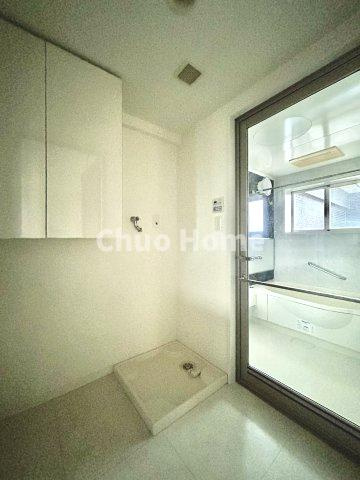 グランシティユーロレジデンス瑞江のランドリースペース|【ランドリースペース】担当者がスケールを持ち歩いておりますので、ご見学時には現在お使いの洗濯機などがきちんと収まるかなどもチェックして下さい。見学前に測っておくと非常に便利だと思います。