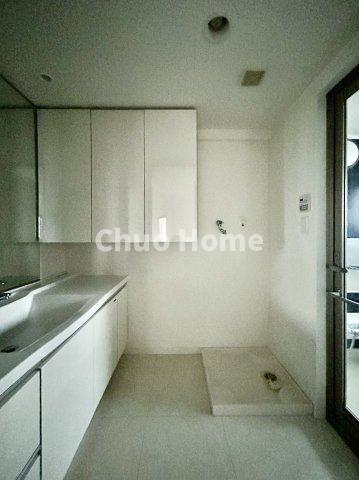 グランシティユーロレジデンス瑞江の脱衣所|【洗面所】明るい洗面所は朝をすっきりさせてくれる空間です。バタバタしている忙しい朝でも収納が多い洗面台では短い時間で効率良く支度ができます。