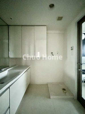 【脱衣所】 | グランシティユーロレジデンス瑞江 | 【洗面所】明るい洗面所は朝をすっきりさせてくれる空間です。バタバタしている忙しい朝でも収納が多い洗面台では短い時間で効率良く支度ができます。