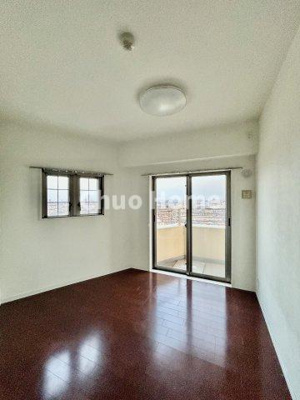 【寝室】 | グランシティユーロレジデンス瑞江 | 【寝室】心と体をゆったりと安らげる主寝室。寝室のゆとりが大きい分だけ、暮らしの安らぎは深まります。一日の疲れを癒すだけでなく、ご夫婦の親密な語らいを紡ぎ出します