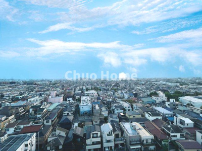 【展望】 | グランシティユーロレジデンス瑞江 | 手を伸ばせば、ふれることが出来そうな環境が、そのままインテリアになったような印象です。その豊かな眺望にふさわしい空間には、通風・採光にも優れ、心地よい光と風があふれています