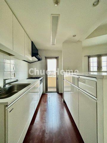 グランシティユーロレジデンス瑞江のキッチン|ワイドで収納豊富なシステムキッチン・勝手口がありますので明るくて通気性も良好です