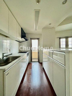 【キッチン】 | グランシティユーロレジデンス瑞江 | ワイドで収納豊富なシステムキッチン・勝手口がありますので明るくて通気性も良好です