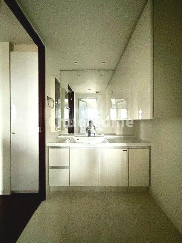 グランシティユーロレジデンス瑞江の独立洗面台|【洗面化粧台】身だしなみを整えやすい事はもちろんですが、鏡の後ろに収納スペースを設ける事により、散らかりやすい洗面スペースをすっきりさせる事が出来るのも嬉しいですね