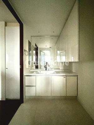 【独立洗面台】 | グランシティユーロレジデンス瑞江 | 【洗面化粧台】身だしなみを整えやすい事はもちろんですが、鏡の後ろに収納スペースを設ける事により、散らかりやすい洗面スペースをすっきりさせる事が出来るのも嬉しいですね