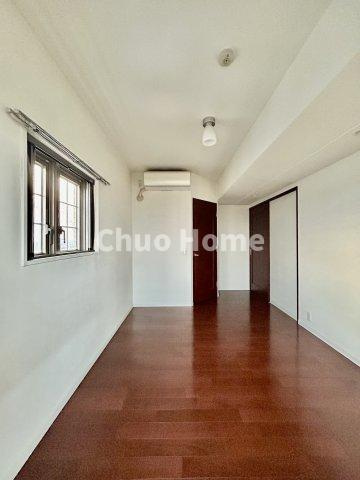 グランシティユーロレジデンス瑞江の洋室|【洋室】快適に過ごす条件は、一人ひとり違います。だからこそ飾り過ぎないシンプルな内装と偏り過ぎないデザインで統一しております。居住していく中でオーナー様だけの【マイホーム】に創り上げて下さい