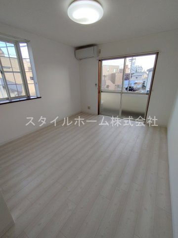 メゾンサマーアイの居間・リビング