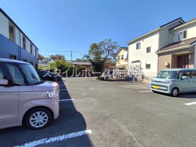 メゾンサマーアイの駐車場