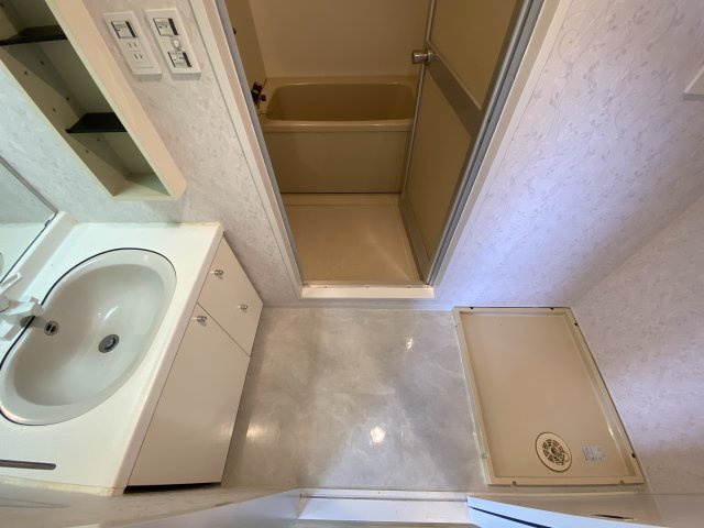 ダイアパレス湯河原郷の洗面所|右側洗濯置き場、奥お風呂