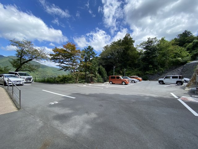 ダイアパレス湯河原郷の駐車場