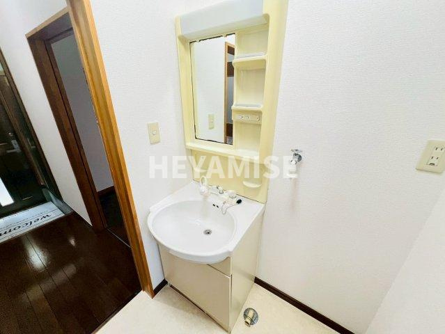 山上アパートの洗面所