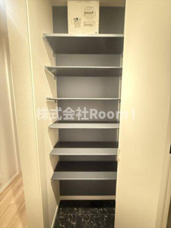 【玄関】 | 【ペット共生】ＨＥＢＥＬ　ＭＡＩＳＯＮ　中野町・旭化成ヘーベルメゾンHEBEL HAUS | 収納もある玄関です