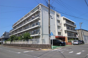 ～戸建て感覚のゆとりと、駅近の好立地を両立～スカイマンション久里浜の画像