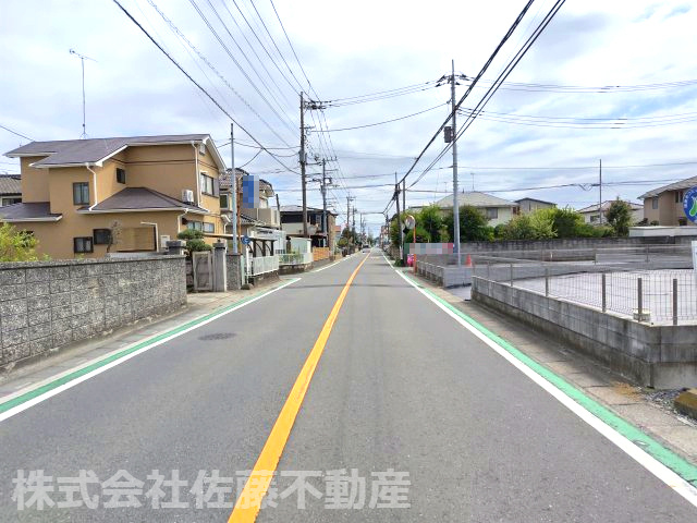 【分譲地】北鴻巣駅12分・50坪の整形地の前面道路含む現地写真|2025年9月15日撮影。前面道路の写真で、北東側から南西方向に向かって撮影。物件は右側です。