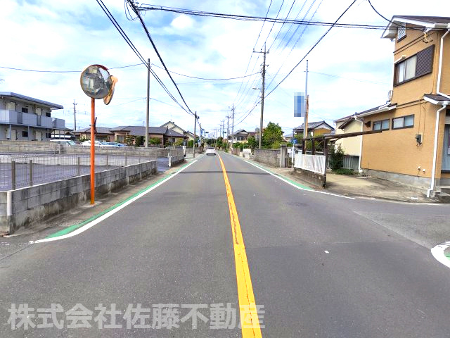 【分譲地】北鴻巣駅12分・50坪の整形地の前面道路含む現地写真|2025年9月15日撮影。前面道路の写真で、南西方向から北東方向に向かって撮影。物件は左側です。