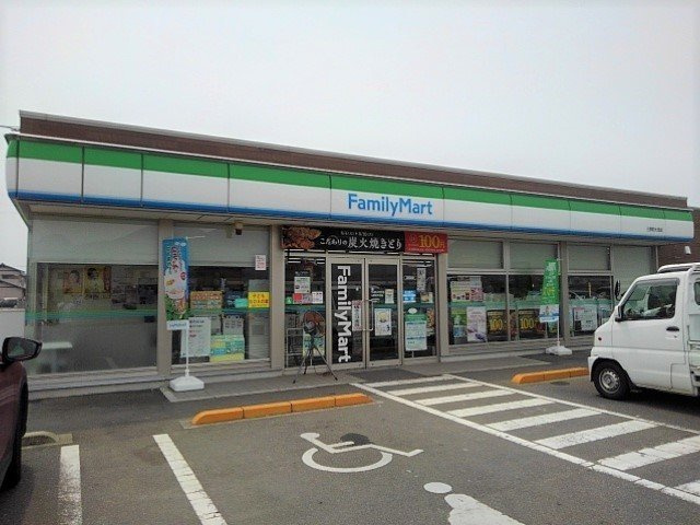ラ・フェスタＣの周辺|ファミリーマート三野町大見店まで650m