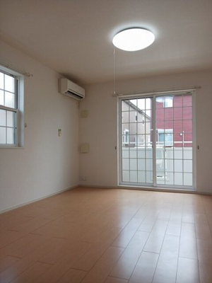 【居間・リビング】 | サニーヴィラ | 明るい色調の室内です