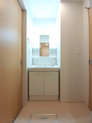 【洗面所】 | ベネヴォレンテＣ | 脱衣スペースもあります