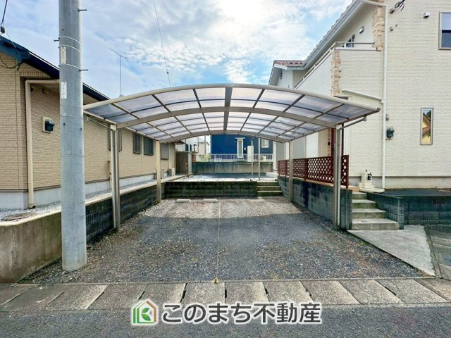 鹿沼市松原4丁目　中古戸建の駐車場|カーポート付駐車場にはお車並列２台分駐車可能です♪
