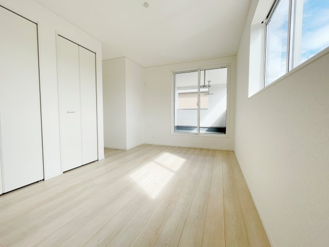 新築戸建・新築建売　棚倉町棚倉字東中居　制震+耐震　棚倉小・棚倉中の洋室|バルコニーに出入りできる洋室は洗濯物干しや布団干しなどにも便利！