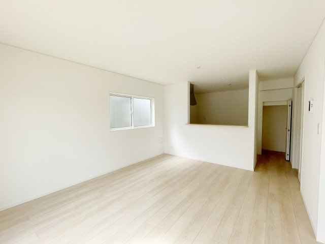 新築戸建・新築建売　棚倉町棚倉字東中居　制震+耐震　棚倉小・棚倉中の居間・リビング|対面式カウンターキッチン付きなので料理や片付けをしながらリビングの様子が見渡せます！